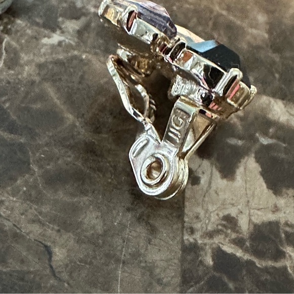 Vintage JJG 3 Stone Clip On Earrings - Picture 6 of 6